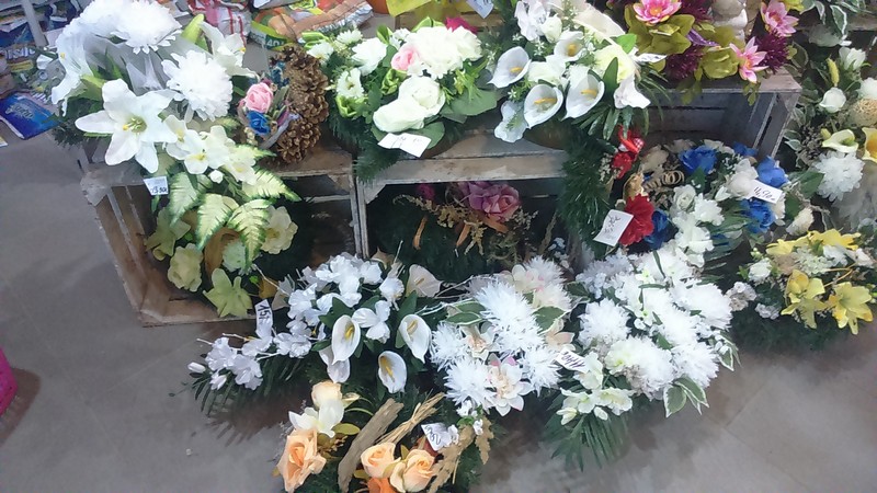 Ikebana na hrob zo živej čečiny.
